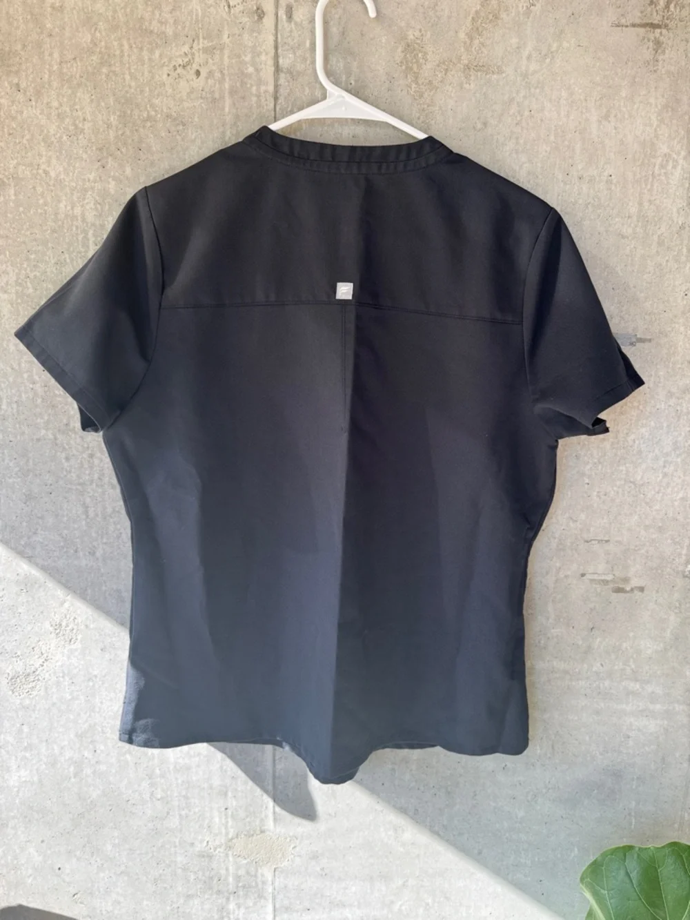 Fabletics Women’s Black Scrub Top - Picture 3 of 3